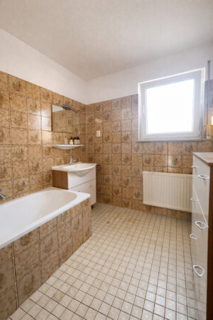 Tageslichtbad mit Badewanne