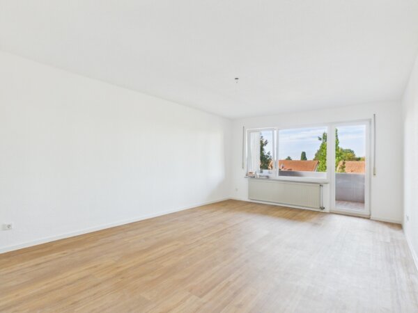 großzügiges Wohn-Esszimmer mit Zugang zum Balkon