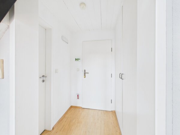 zweiter Eingang in der oberen Etage mit großem Einbauschrank