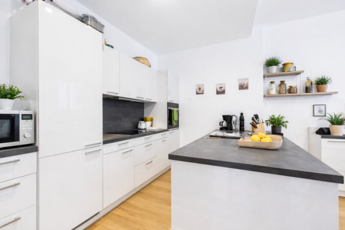 moderne Einbauküche mit Inselzeile