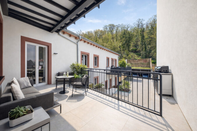 ruhig gelegener Balkon zum Hinterhof