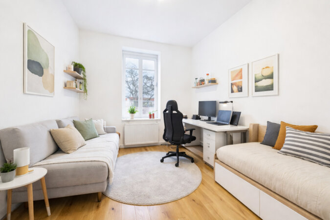 lichtdurchflutetes Home-Office-, Gäste- oder Kinderzimmer