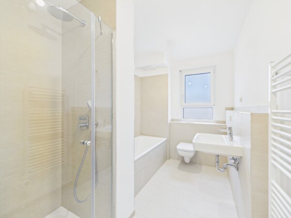 Tageslichtbad mit Badewanne