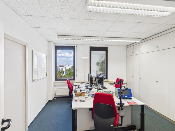 Büro mit 3 Arbeitsplätzen