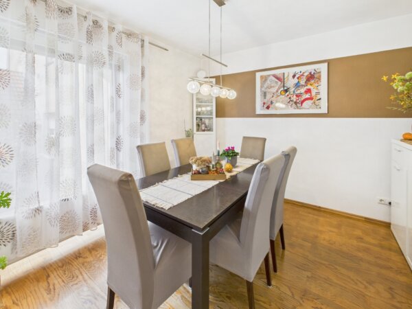 mit Freunden oder Familie speisen