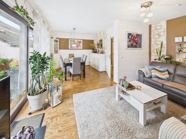 offener Wohn-Essbereich mit Zugang zum Balkon