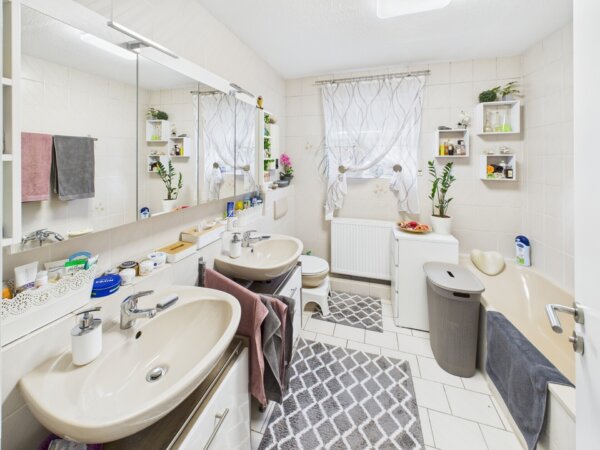 geräumiges Tageslicht-Wannenbad