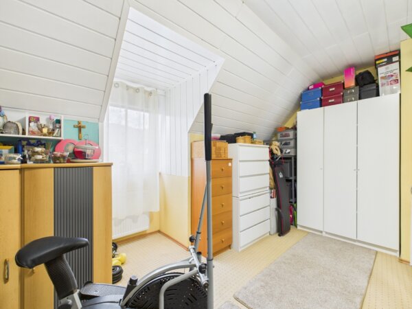 helles Zimmer im Dachgeschoss