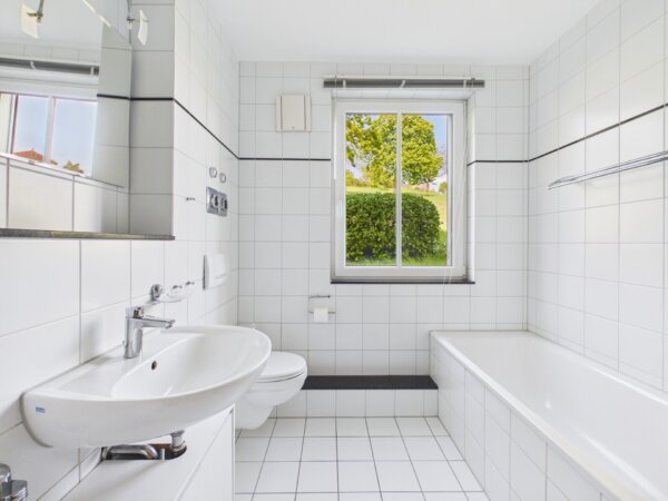 Tageslichtbad mit Badewanne...