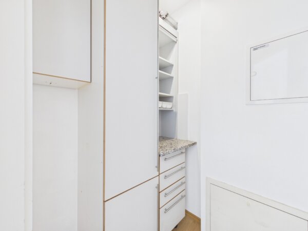 praktische Abstellkammer mit Schränken