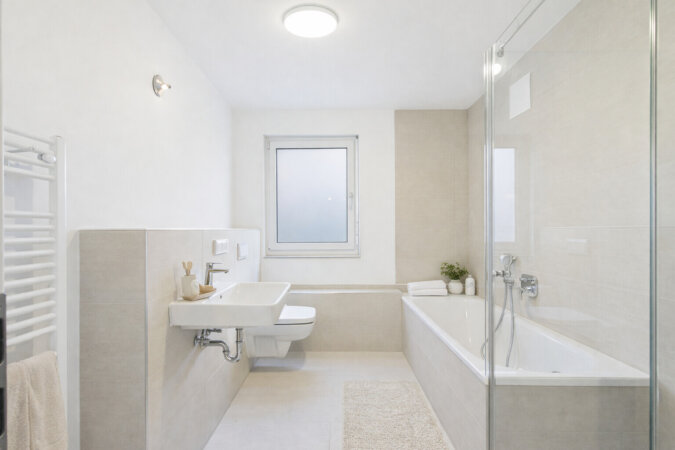 Tageslichtbad mit Badewanne