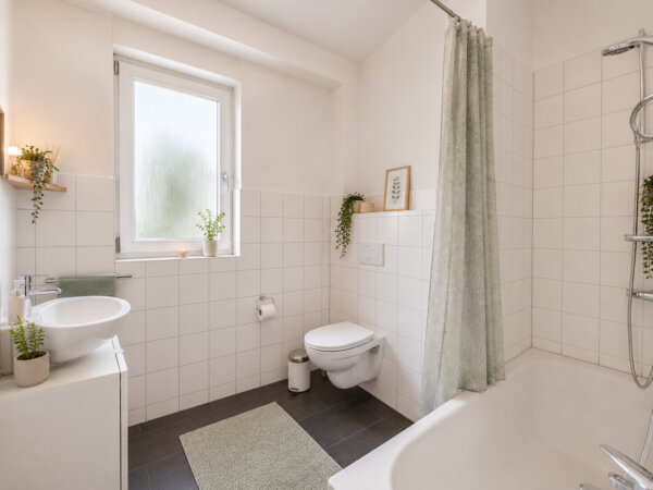 Tageslichtbad mit Badewanne