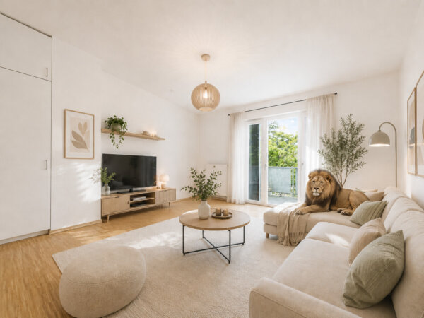 lichtdurchflutetes Wohnzimmer mit Zugang zum Balkon