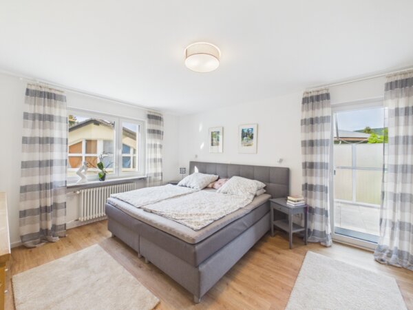 Schlafzimmer mit Zugang zum Balkon