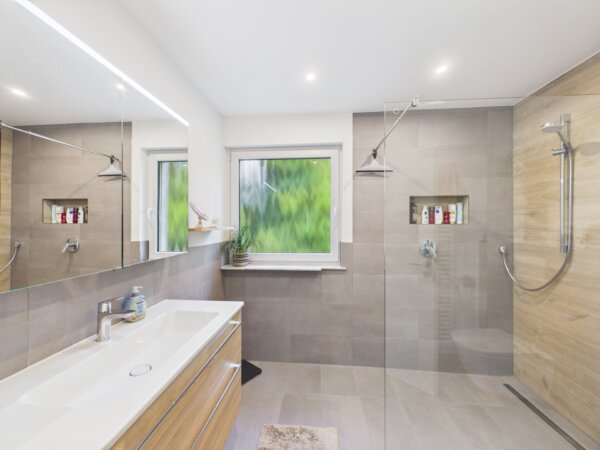stilvoll modernisiertes Wellnessbad