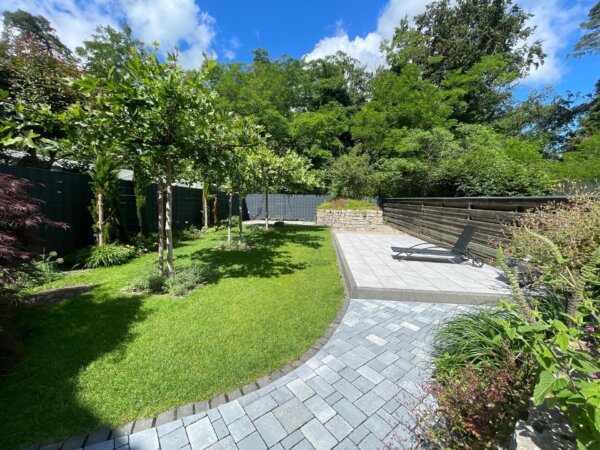 schön angelegter Garten mit Sonnendeck