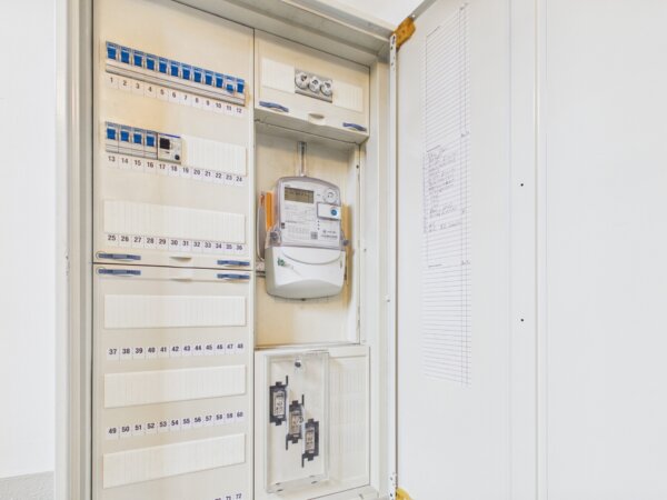 teilweise erneuerte Elektrik