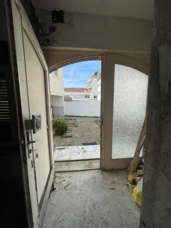 Mittelbau im Rohbauzustand - Eingangsbereich