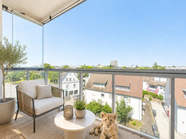 großzügiger Balkon mit Verglasung als Schallschutz