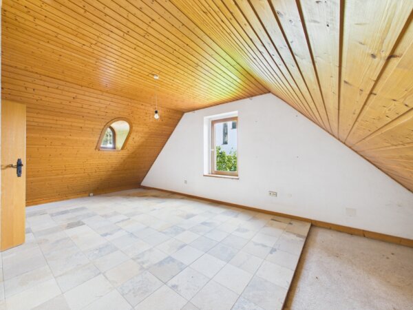 großes Schlafzimmer im OG