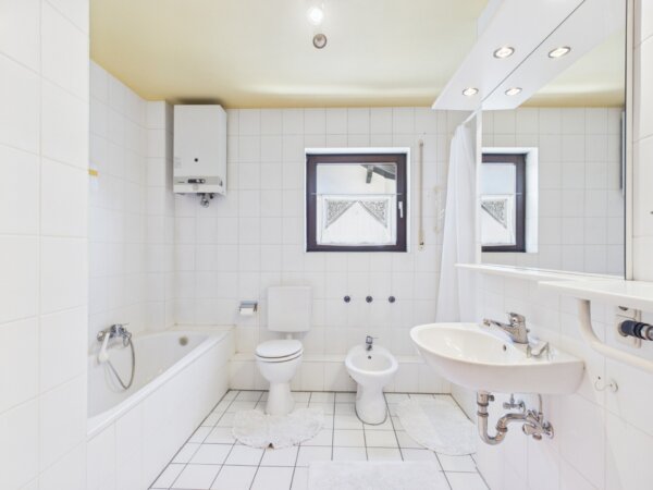 Badezimmer mit Badewanne und separater Dusche und Bidet