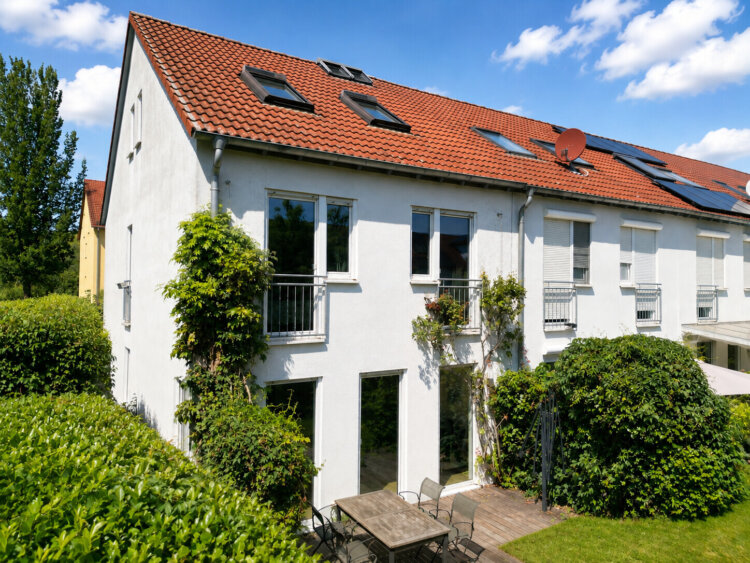 Familienglück: bezugsfertiges REH mit Garten, Carport und Vollausstattung