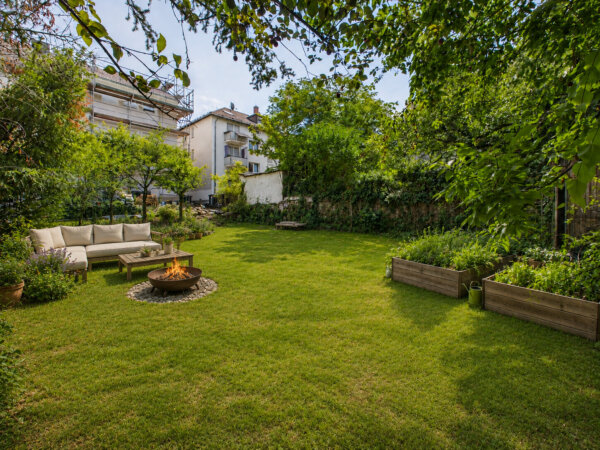 fantastischer Garten mit Feuerstelle und Hochbeet